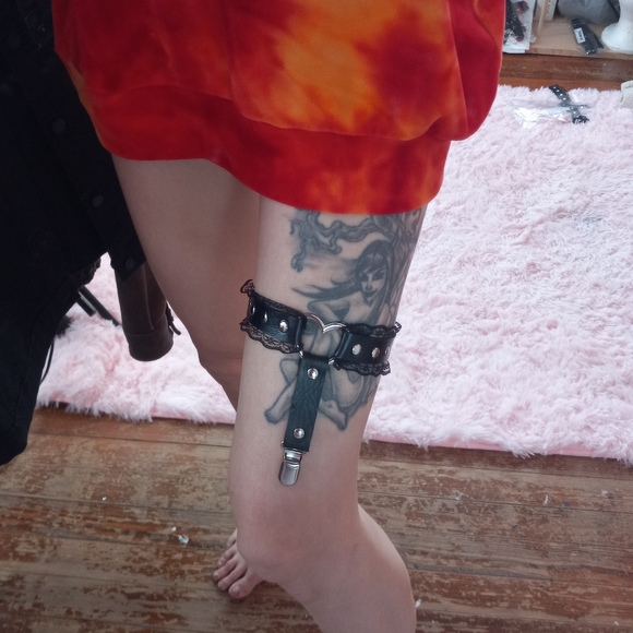 Metal heart & lace sexy thigh garter! Adjustable for all sizes! - Picture 7 of 8